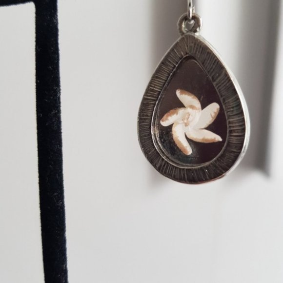 Vintage lucite reverse carved earrings - Picture 4 of 5